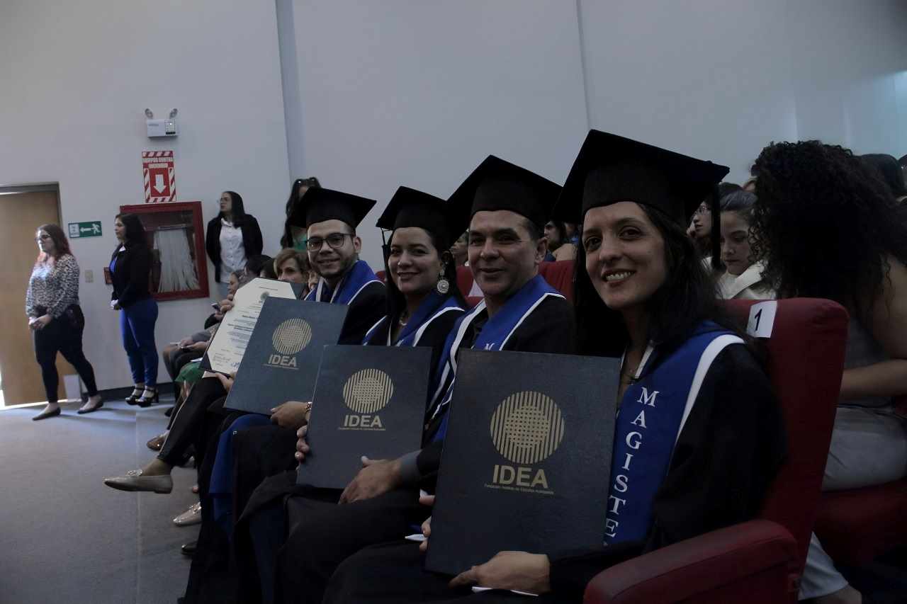 Otorgan títulos de magíster y certificados de diplomados y cursos de ampliación en la Fundación IDEA