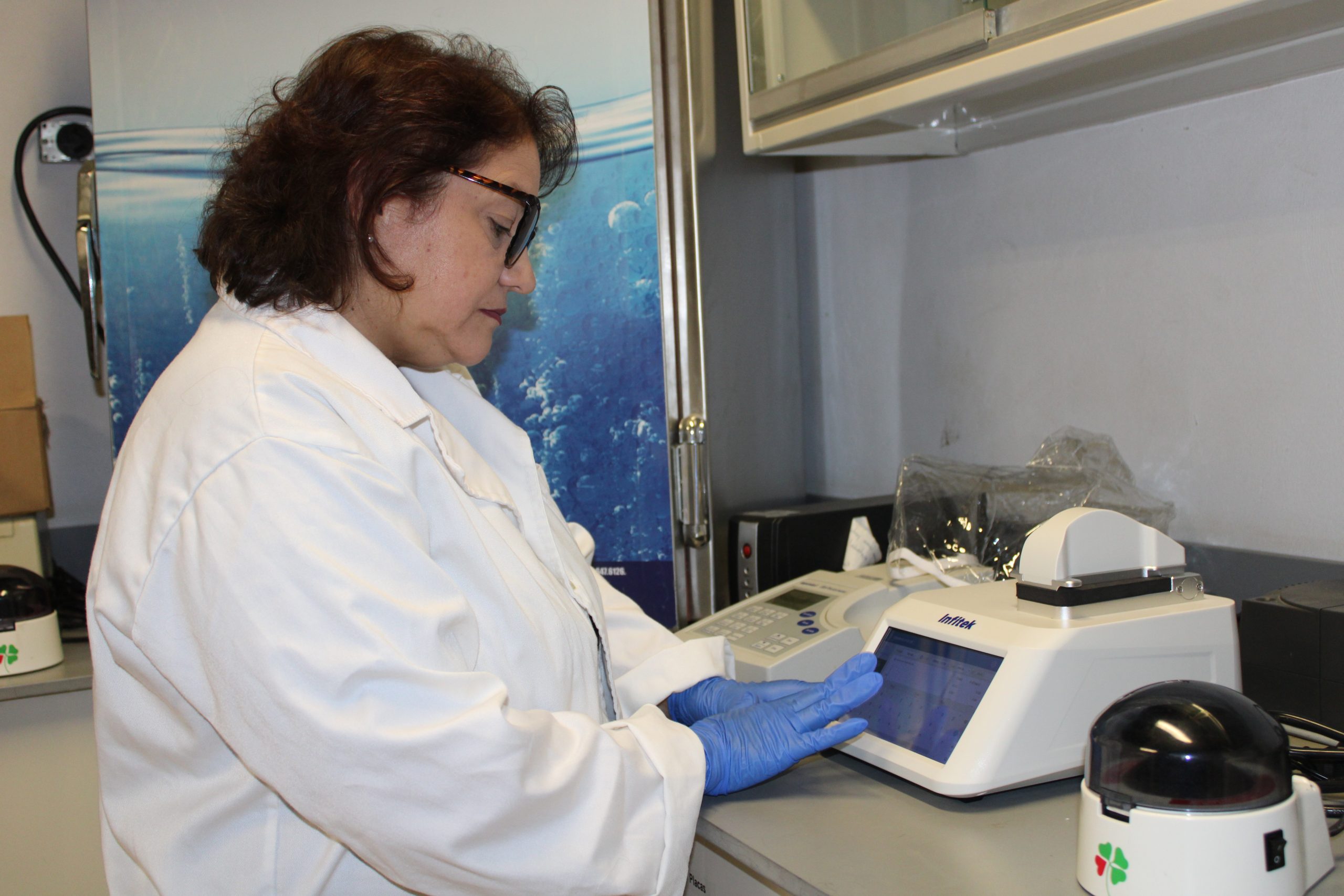 Científicos del IDEA estudian ADN de plantas y microorganismos en laboratorio de Biología Molecular